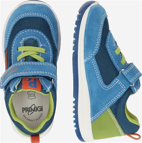 Dettaglio delle luci LED su una sneaker Primigi