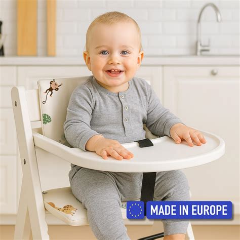 bambino felice sul seggiolone con imbottitura colorata