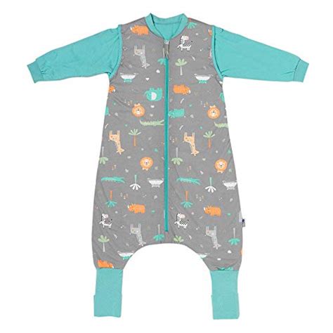 Bambino che gattona con un sacco nanna a gambe