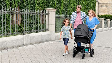 Bambino su un passeggino trio