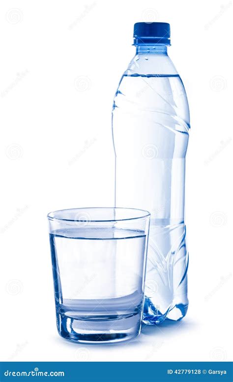 Bicchiere d'acqua e bottiglia d'acqua minerale