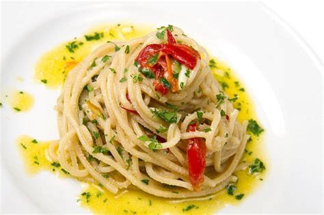 Piatto di spaghetti aglio, olio e peperoncino