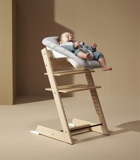 neonato nella sdraietta Newborn Set Stokke Tripp Trapp