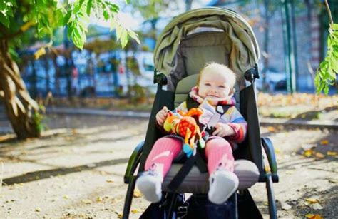 Bambino che mangia nel passeggino