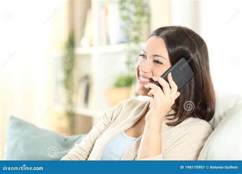 Influencer che parla al telefono