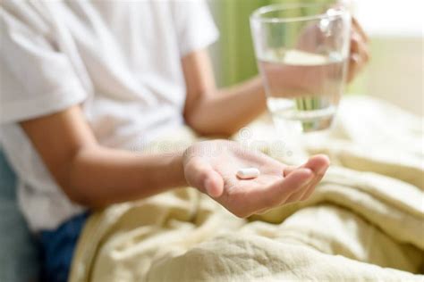 bambino che prende la medicina