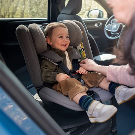 Bambino in un seggiolino auto I-Size