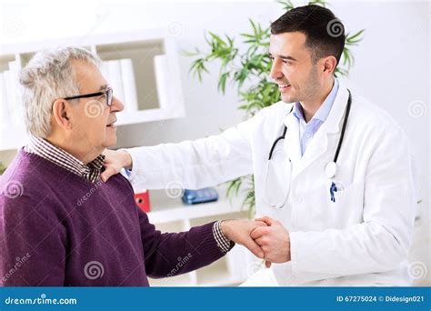 Immagine di un medico che parla con un paziente in ambulatorio.