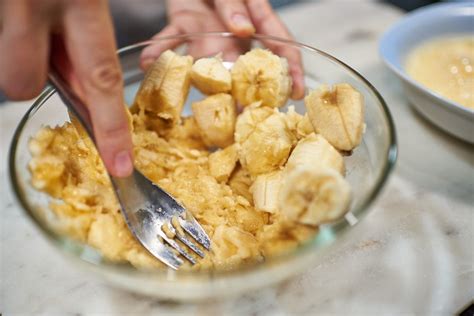 Bambino che assaggia una banana schiacciata