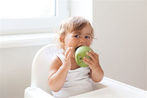 Bambino che mangia pezzi di frutta sicuri