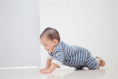 Bambino che gattona con una tutina colorata e pratica