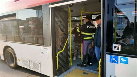 Polizia che interviene su un autobus