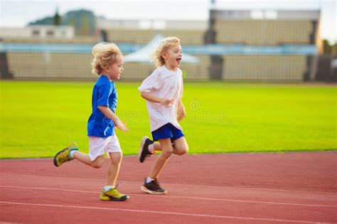 bambino che corre