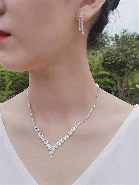 Collana e orecchini eleganti