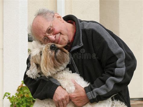 cane anziano con padrone felice