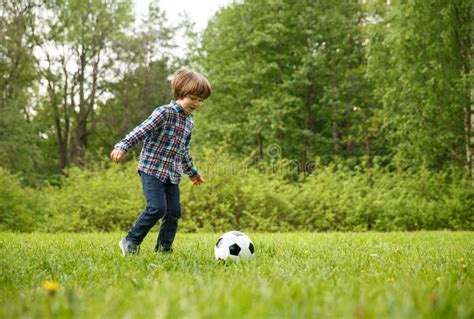 Bambino che gioca in un parco