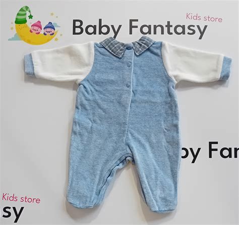 neonato vestito con tutina elegante