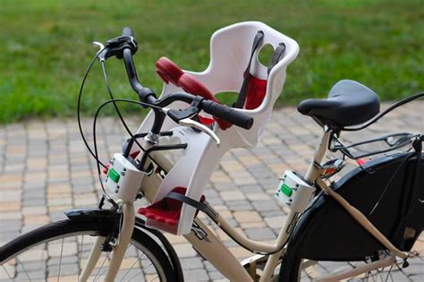 Bambino addormentato su seggiolino bici reclinato