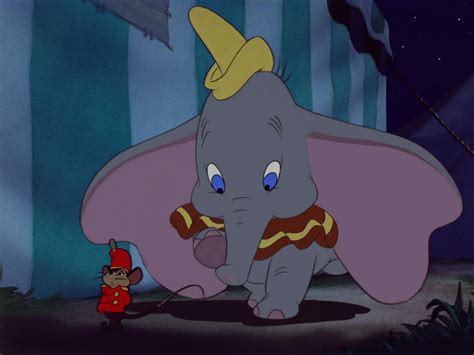 Una scena del remake di Dumbo con Miss Atlantis che canta a Dumbo