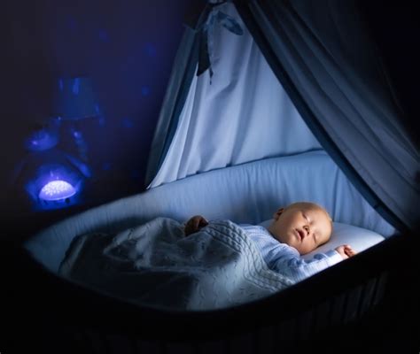 Schema di un neonato che dorme serenamente in una culla