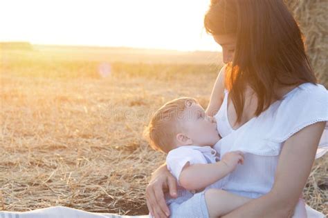 Mamma che allatta il suo neonato