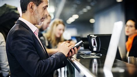 Donna incinta che fa il check-in in aeroporto