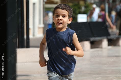 bambino che corre con tuta adidas