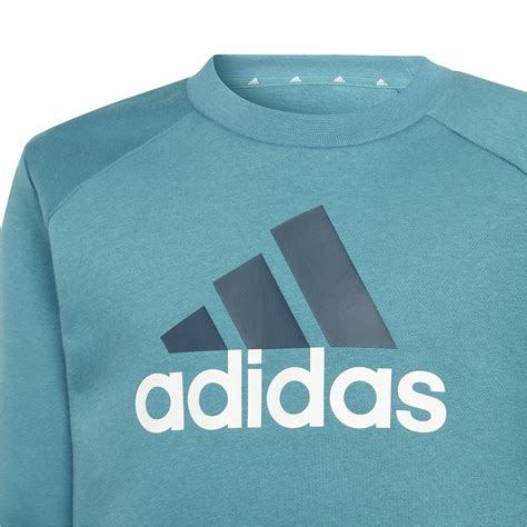 dettaglio logo adidas trefoil su tuta da bambino