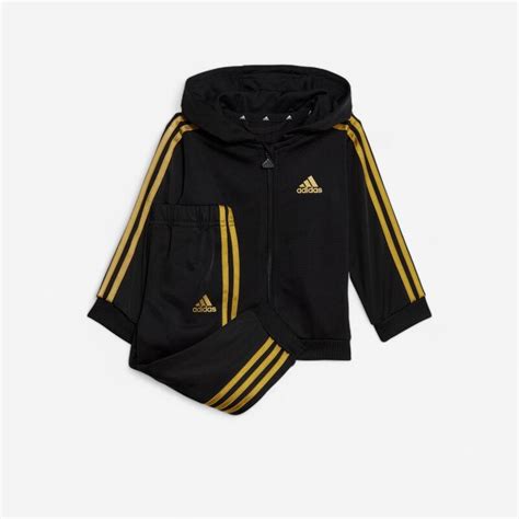 bambino che fa stretching con tuta adidas