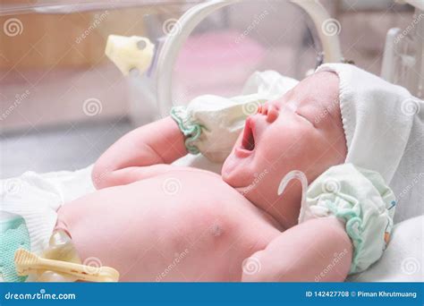 neonato in incubatrice