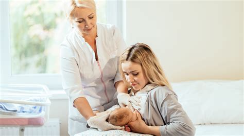 Illustrazione di un'ostetrica che assiste una neo-mamma e il suo neonato