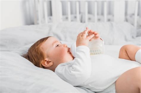 Bambino che beve da un biberon pulito