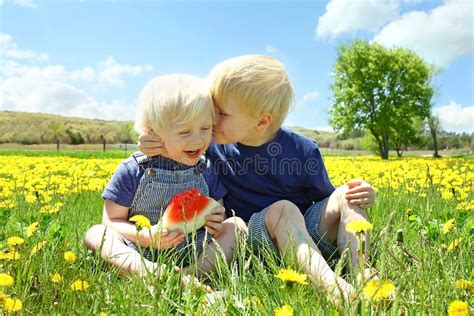 Bambini che cantano felici in un prato fiorito