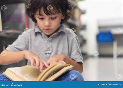 Bambino che apre un libro con curiosità