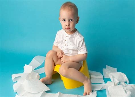 Bambino che indica il vasino