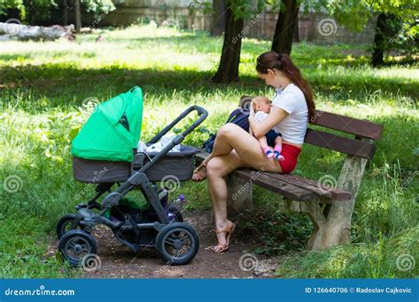 Madre che allatta il suo bambino in un luogo pubblico con discrezione