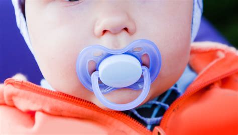 Bambino che regala il suo ciuccio