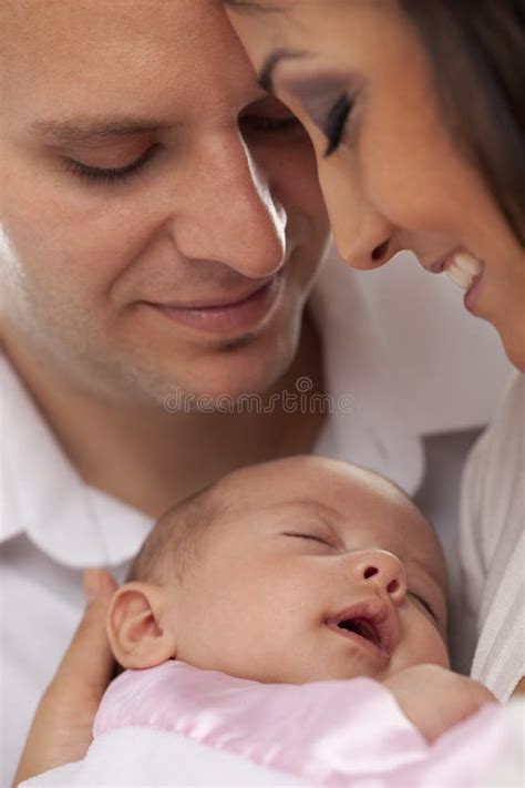 coppia giovane felice con un neonato