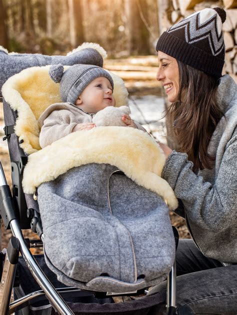 Materiali sacco passeggino: pelliccia di agnello, tessuti tecnici e fibre riciclate