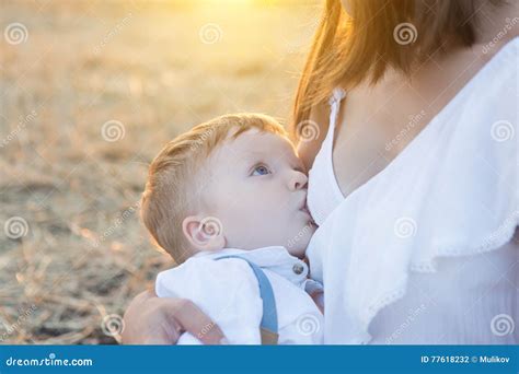 Madre che allatta al seno con un sorriso