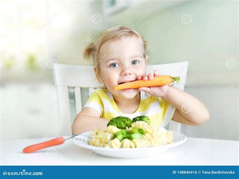 Bambino sorridente che mangia verdure