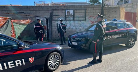 Donna che viene arrestata dai carabinieri