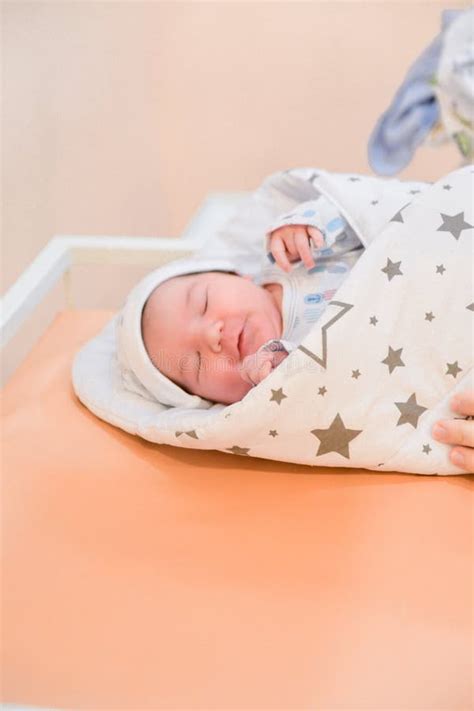 Culla con neonato avvolto in una coperta morbida