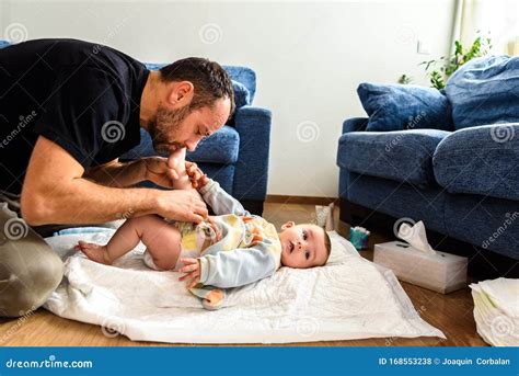 bambino che cambia pannolino