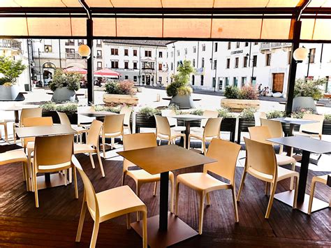Interno di un ristorante con seggioloni eleganti