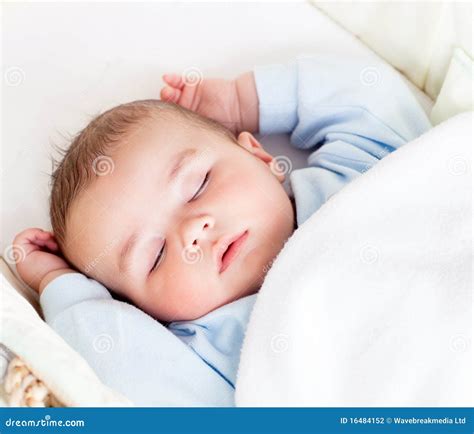 Un neonato che dorme serenamente nella sua culla