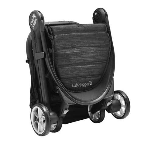 Un passeggino Baby Jogger City Tour 2 chiuso e compatto, pronto per essere caricato in un'auto