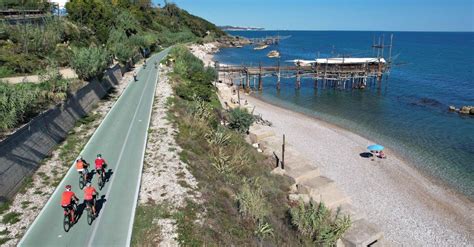 Panorama della costa di Alghero con una pista ciclabile in primo piano