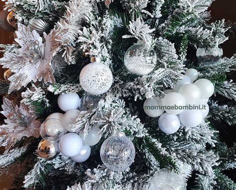Albero di Natale decorato con addobbi fatti a mano