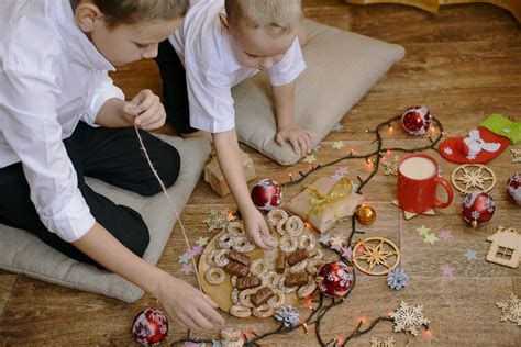 Bambini che creano addobbi natalizi con materiali colorati